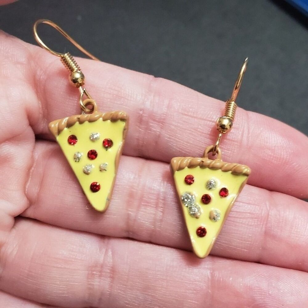 Dangling pizza earrings